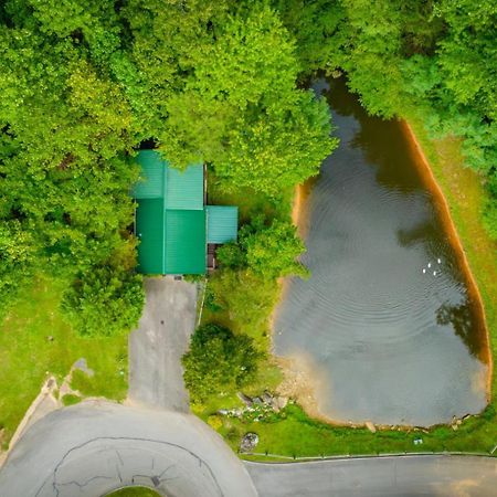Hugs N Kisses Pool Table Hot Tub Pool Table Community Pool Close To Downtown Gatlinburg Extérieur photo