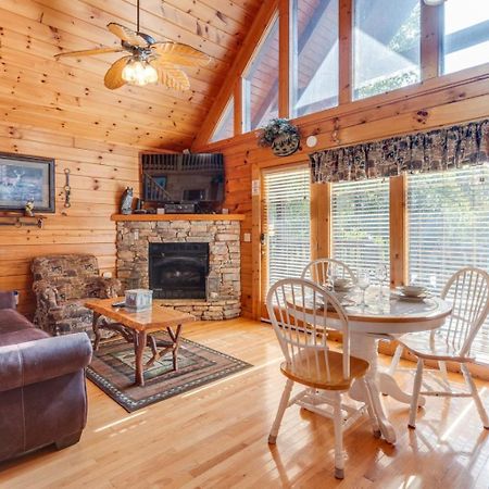 Hugs N Kisses Pool Table Hot Tub Pool Table Community Pool Close To Downtown Gatlinburg Extérieur photo