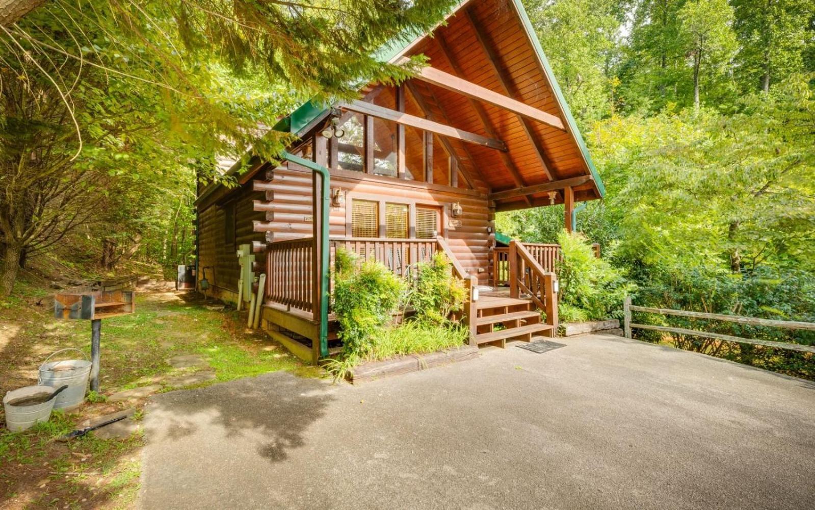 Hugs N Kisses Pool Table Hot Tub Pool Table Community Pool Close To Downtown Gatlinburg Extérieur photo