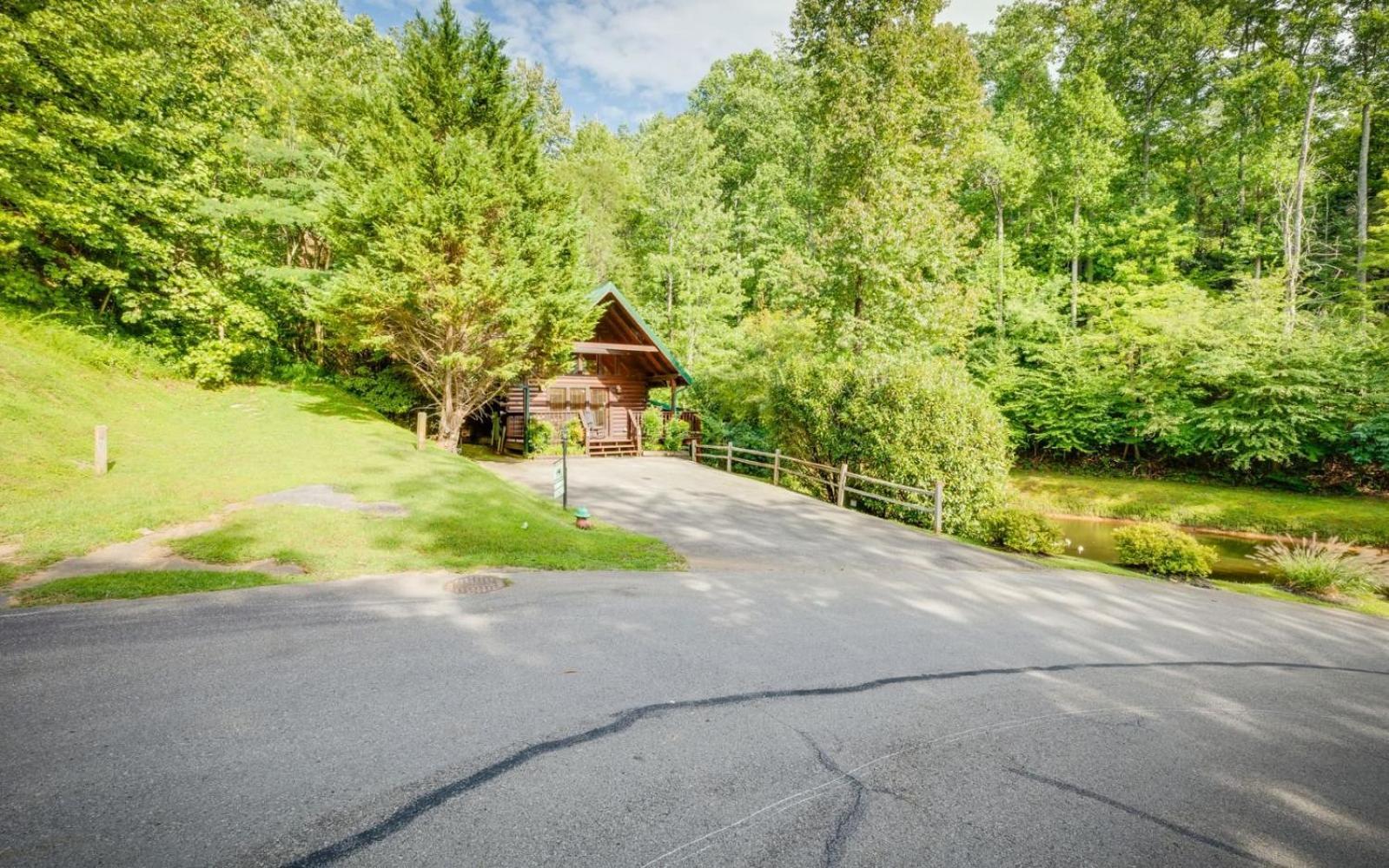 Hugs N Kisses Pool Table Hot Tub Pool Table Community Pool Close To Downtown Gatlinburg Extérieur photo