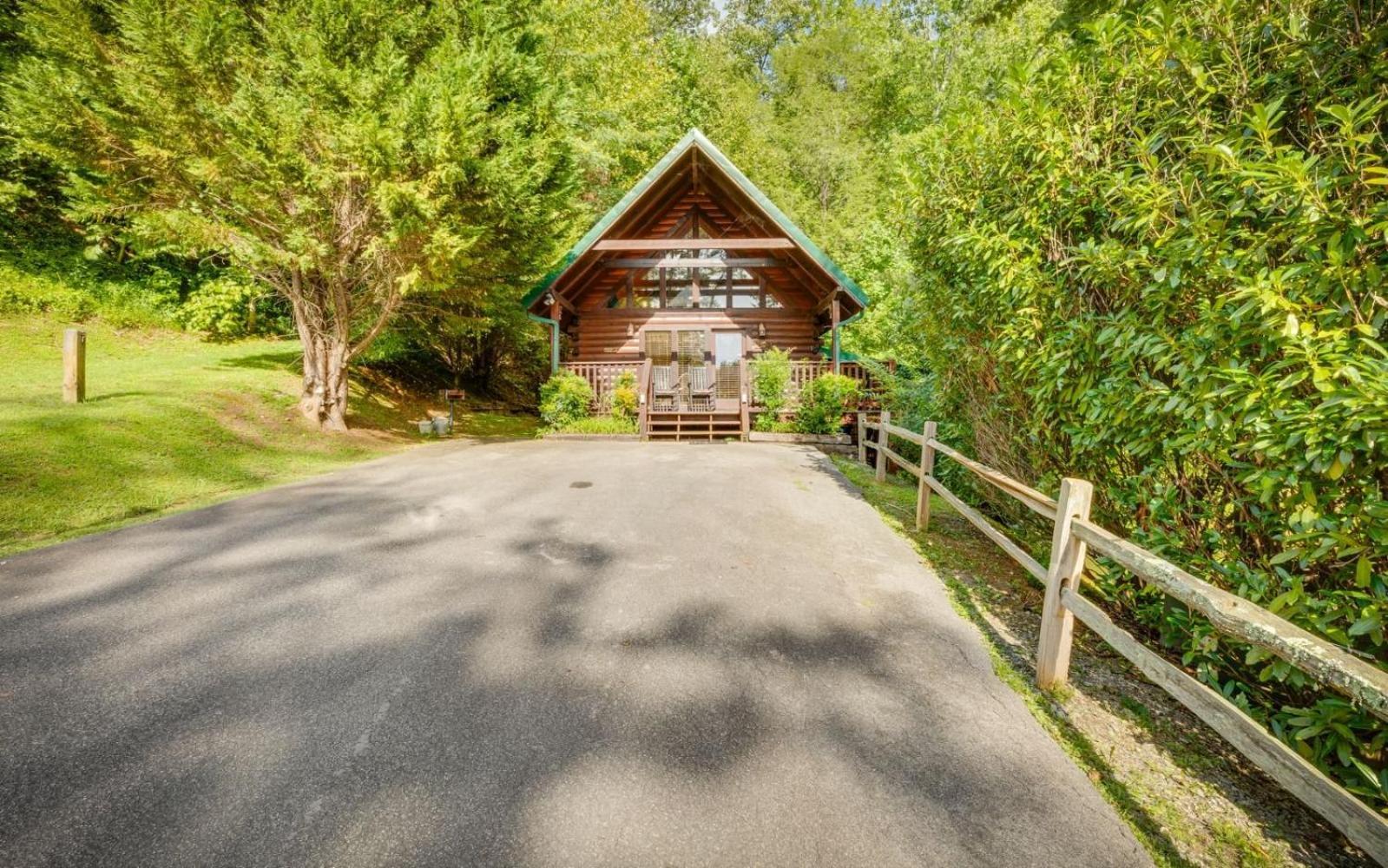 Hugs N Kisses Pool Table Hot Tub Pool Table Community Pool Close To Downtown Gatlinburg Extérieur photo