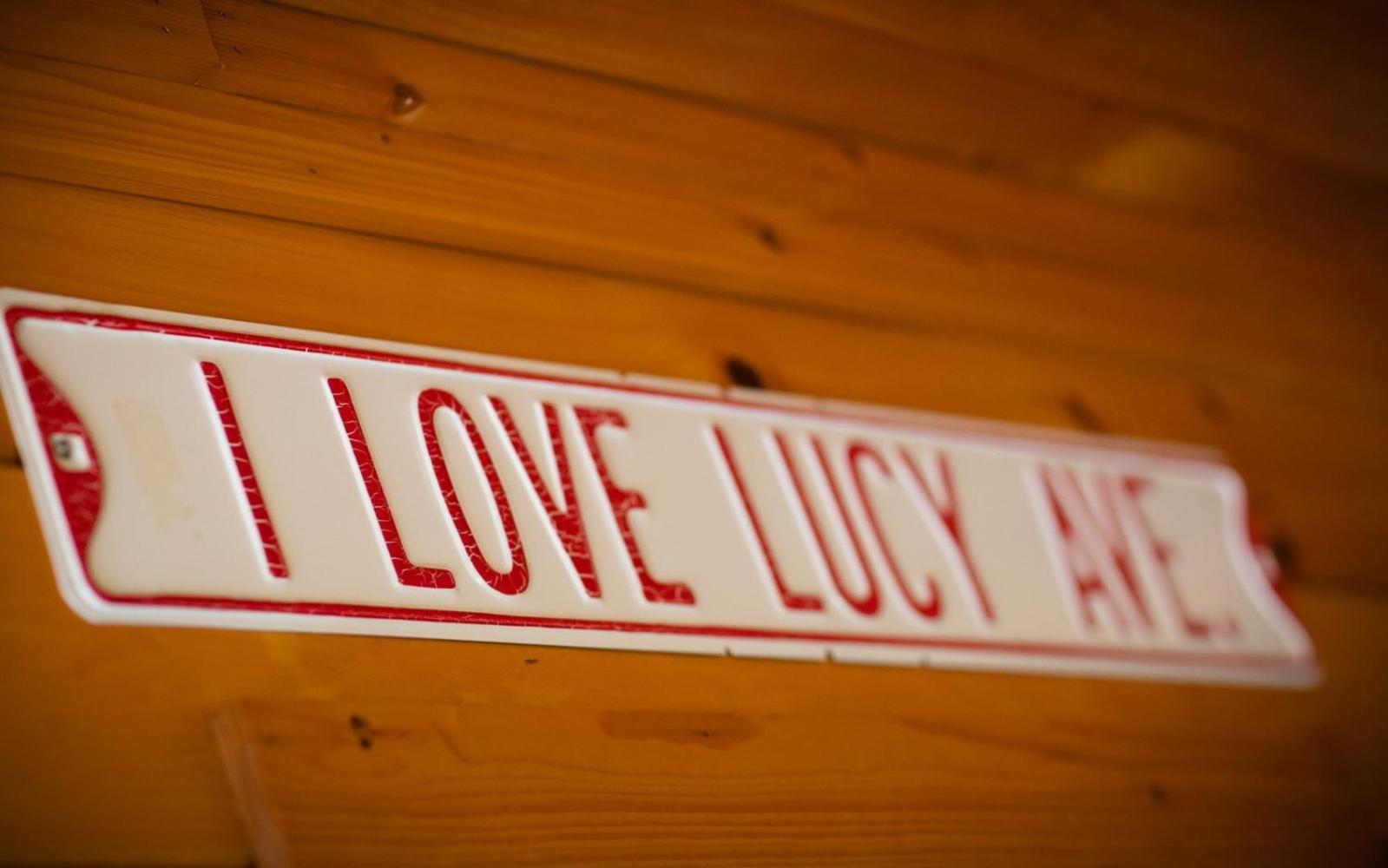 Hugs N Kisses Pool Table Hot Tub Pool Table Community Pool Close To Downtown Gatlinburg Extérieur photo